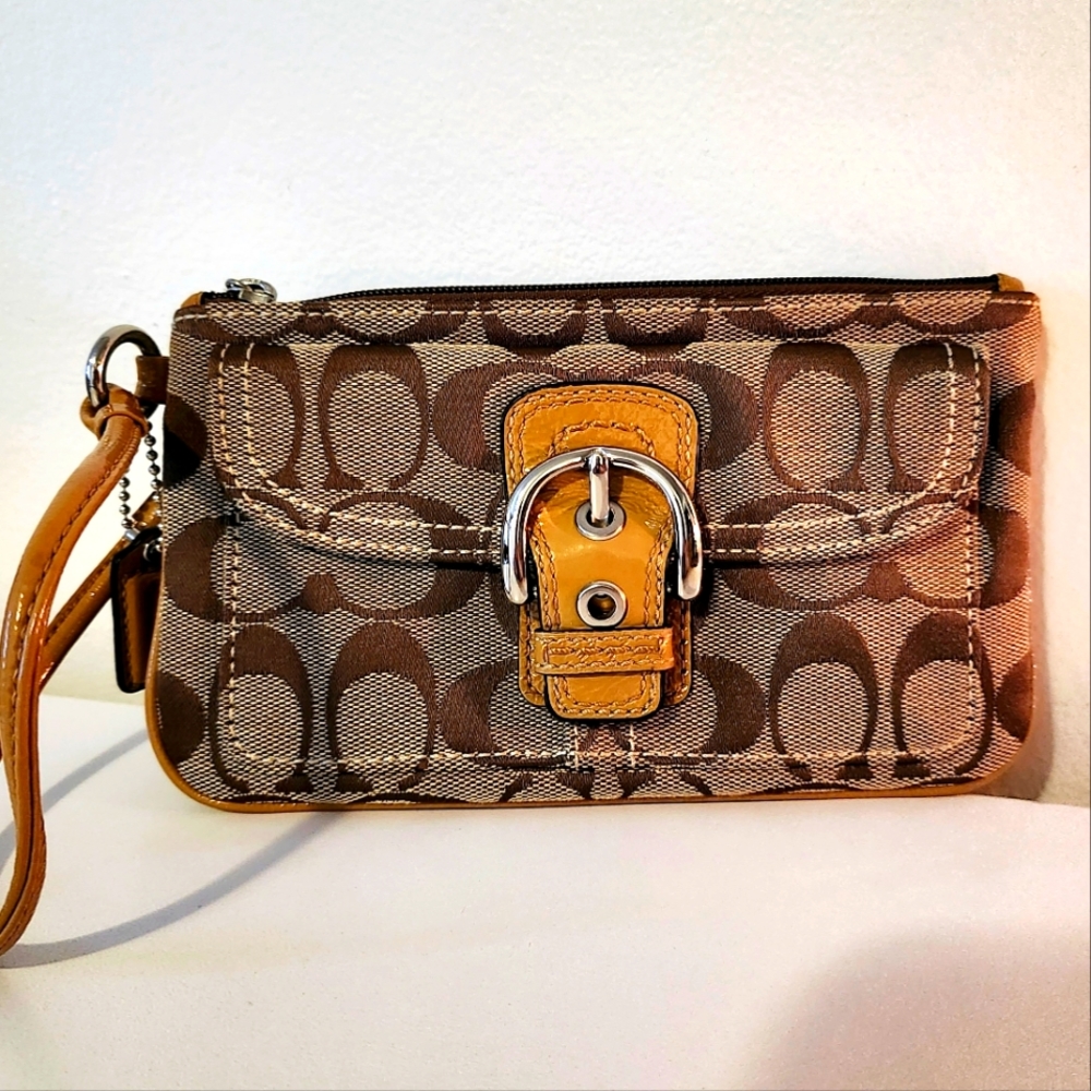 Coach Hamptons signature wristlet